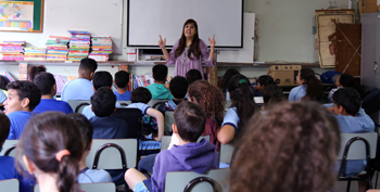Os alunos da EE Pe Eustáquio conversaram com a servidora do TCEMG (Foto: TRG)